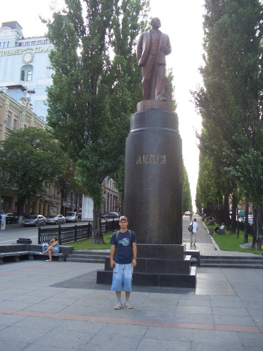 Pod sochou Lenina v Kyjeve.